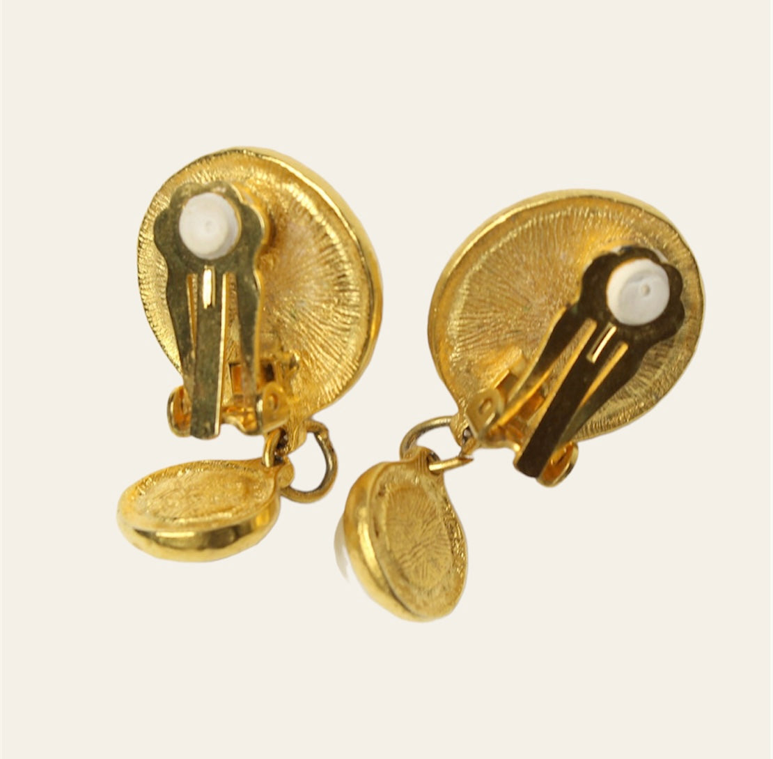 1980's Gold tone drop Pearl Clip On Earrings