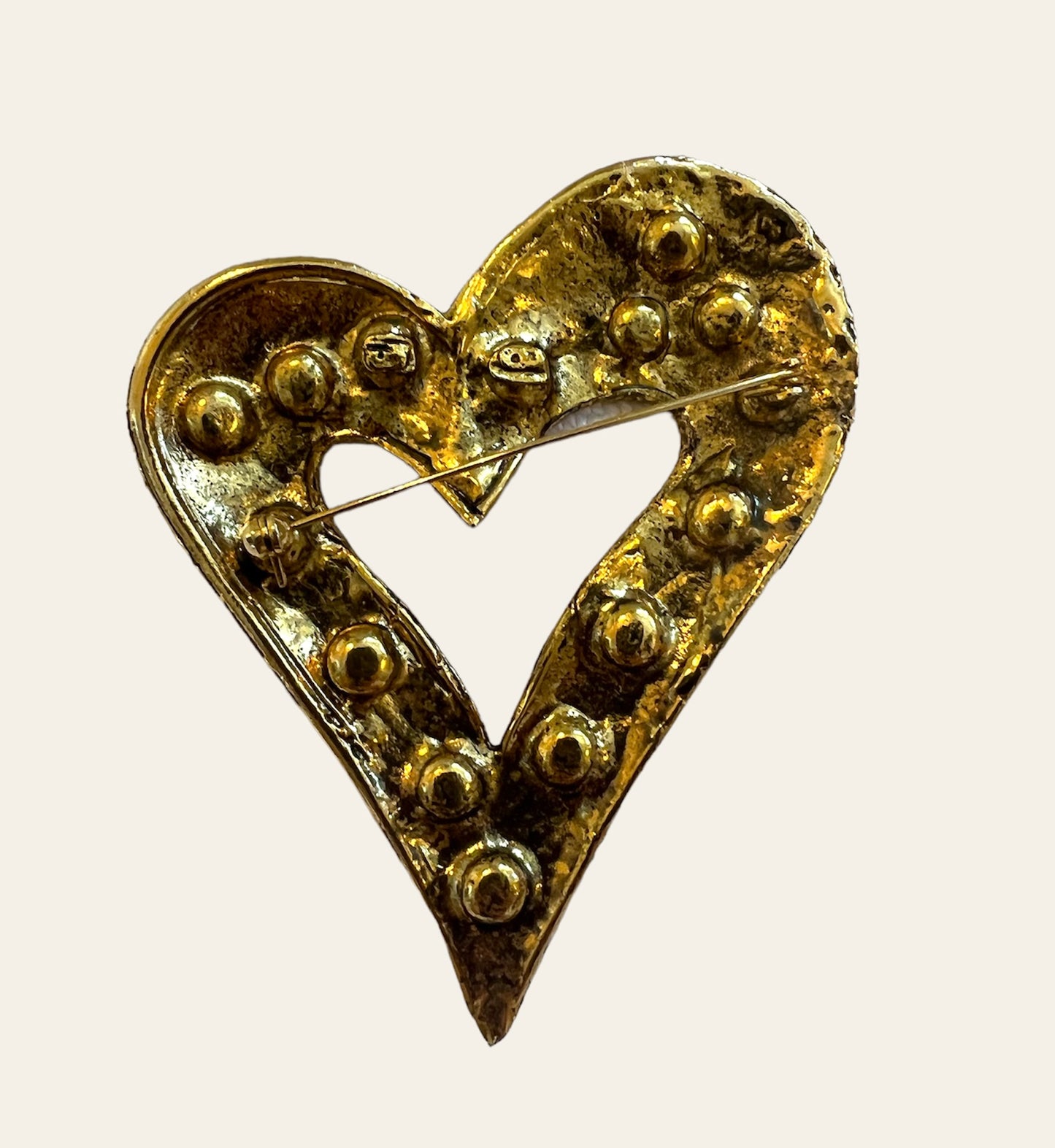 1980's Large Heart Gold Tone Metal Brooch In Hammedred Gilt Bronze